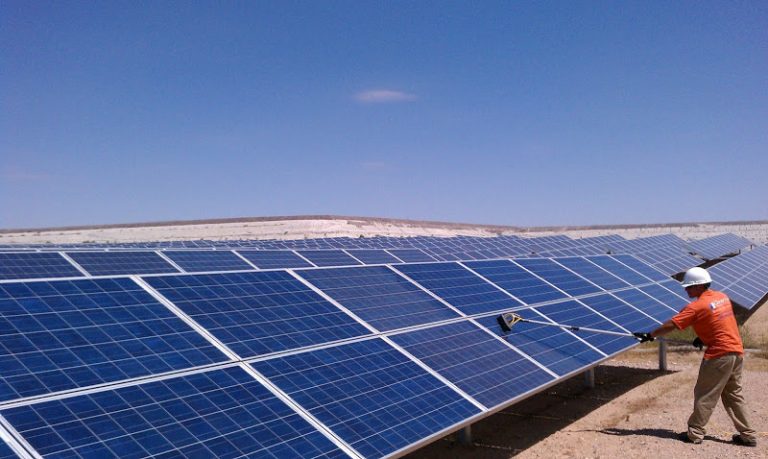 Vệ sinh tấm pin năng lượng mặt trời tại Đà Nẵng - Hồ Tiến RTC