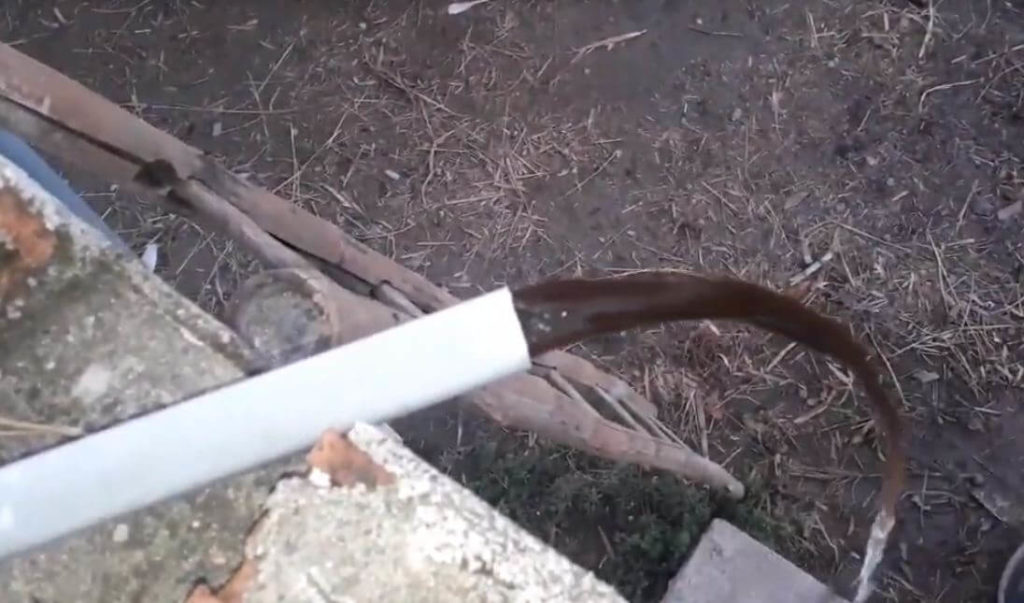 Bùn bẩn trong bể nước ngầm khi không vệ sinh đúng định kỳ